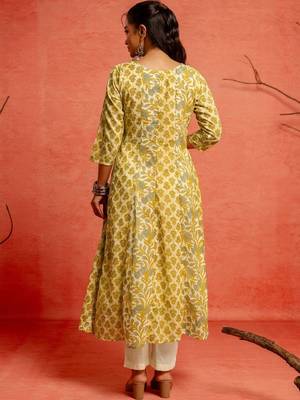 Women Floral Printed Regular Thread Work Pure Cotton Kurta with Trousers & With Dupatta 2