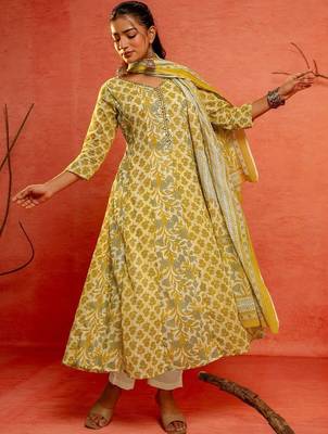 Women Floral Printed Regular Thread Work Pure Cotton Kurta with Trousers & With Dupatta 6