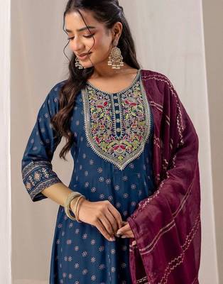 Women Ethnic Motifs Printed Regular Thread Work Kurta with Trousers & With Dupatta 4