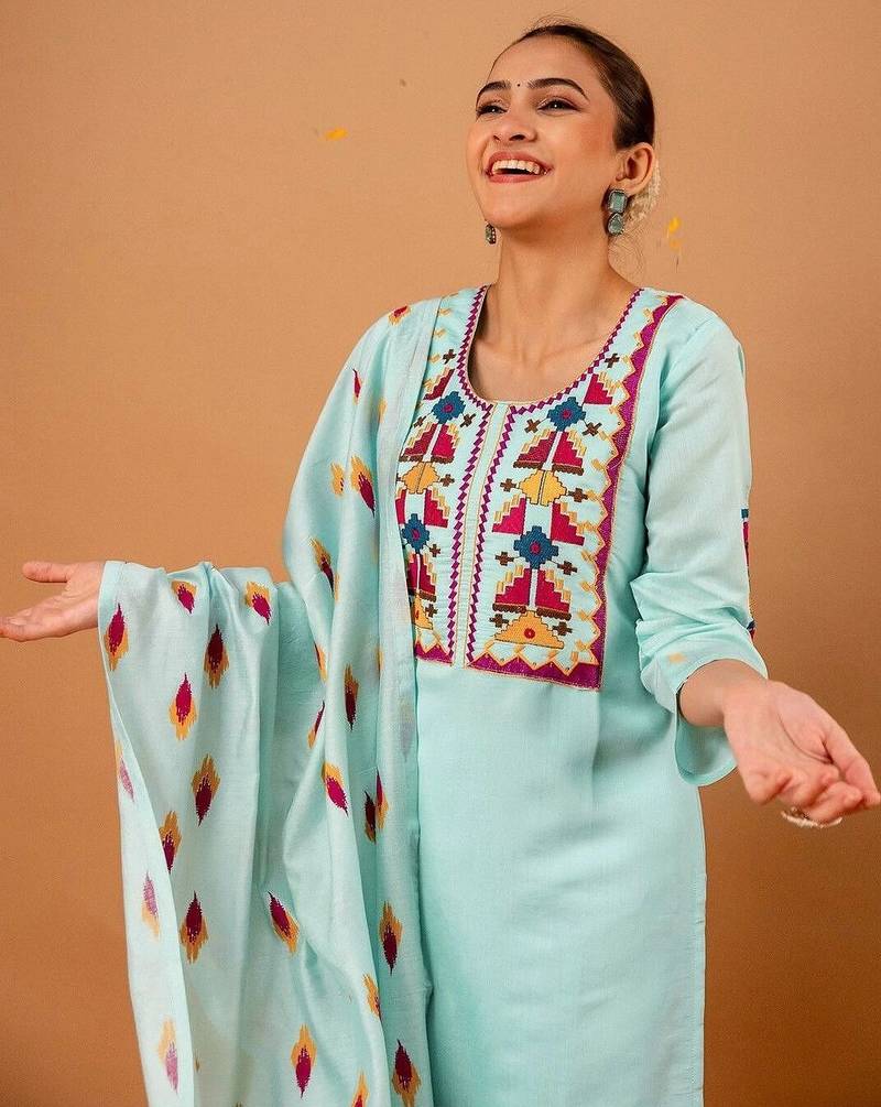 Women Ethnic Motifs Embroidered Regular Thread Work Kurta with Trousers & With Dupatta