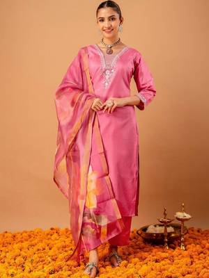 Women Floral Embroidered Regular Thread Work Kurta with Trousers & With Dupatta 1