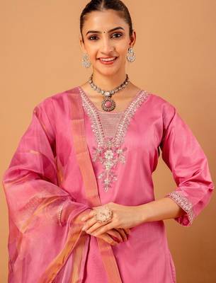 Women Floral Embroidered Regular Thread Work Kurta with Trousers & With Dupatta 2