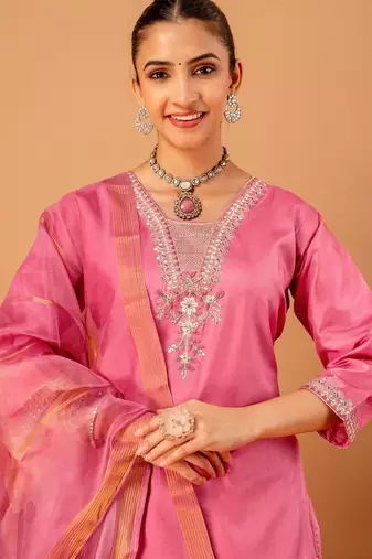 Women Floral Embroidered Regular Thread Work Kurta with Trousers & With Dupatta