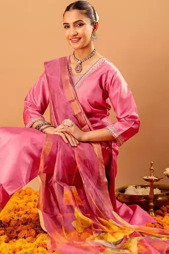 Women Floral Embroidered Regular Thread Work Kurta with Trousers & With Dupatta