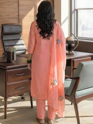Women Floral Embroidered Regular Thread Work Kurta with Trousers & With Dupatta 3