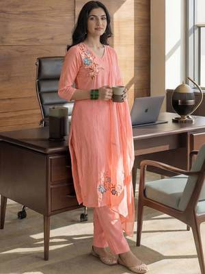 Women Floral Embroidered Regular Thread Work Kurta with Trousers & With Dupatta 4