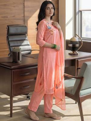 Women Floral Embroidered Regular Thread Work Kurta with Trousers & With Dupatta 6