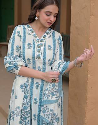 Women Floral Printed Regular Kurta with Trousers & With Dupatta 4