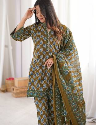 Women Printed Regular Kurta with Trousers & With Dupatta 2