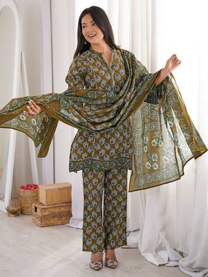 Women Printed Regular Kurta with Trousers & With Dupatta 4