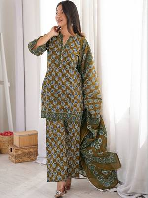 Women Printed Regular Kurta with Trousers & With Dupatta 5