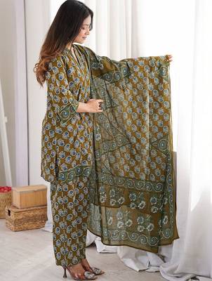 Women Printed Regular Kurta with Trousers & With Dupatta 6
