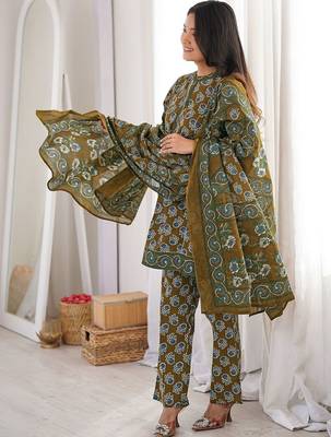 Women Printed Regular Kurta with Trousers & With Dupatta 7