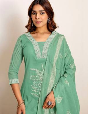 Women Floral Embroidered Regular Thread Work Kurta with Palazzos & With Dupatta 4