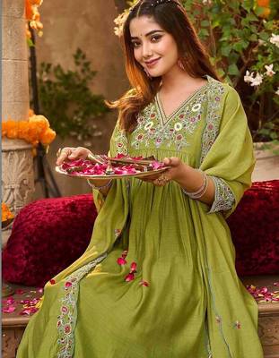 Women Ethnic Motifs Embroidered Empire Thread Work Kurta with Trousers & With Dupatta 2