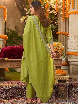Women Ethnic Motifs Embroidered Empire Thread Work Kurta with Trousers & With Dupatta 3