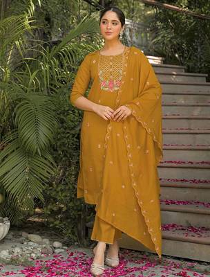 Women Floral Embroidered Regular Thread Work Kurta with Trousers & With Dupatta 1