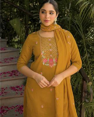 Women Floral Embroidered Regular Thread Work Kurta with Trousers & With Dupatta 6