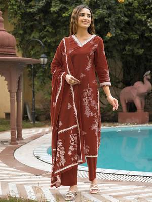 Women Floral Printed Regular Kurta with Trousers & With Dupatta 2