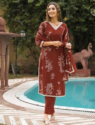 Women Floral Printed Regular Kurta with Trousers & With Dupatta 4