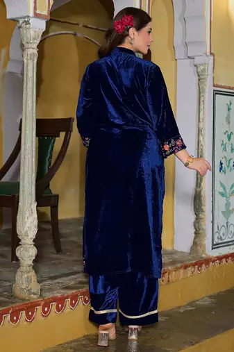 Women Floral Embroidered Regular Thread Work Velvet Kurta with Trousers & With Dupatta