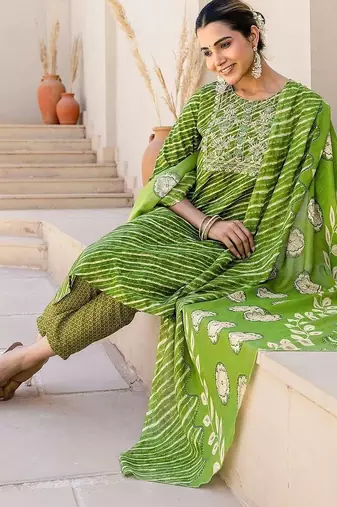 Women Leheriya Dyed Regular Sequinned Pure Cotton Kurta with Trousers & With Dupatta