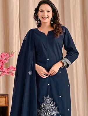Women Floral Embroidered Regular Thread Work Kurta with Trousers & With Dupatta 2