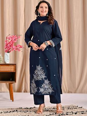 Women Floral Embroidered Regular Thread Work Kurta with Trousers & With Dupatta 3