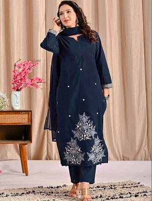 Women Floral Embroidered Regular Thread Work Kurta with Trousers & With Dupatta 7