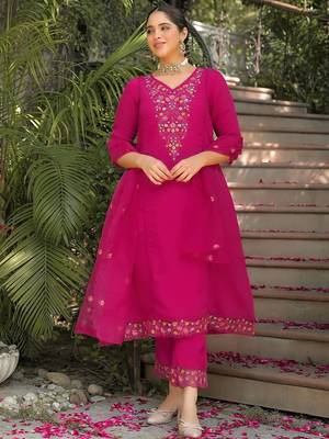 Women Floral Embroidered Regular Thread Work Kurta with Trousers & With Dupatta 5