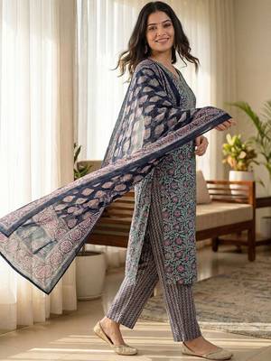 Women Floral Printed Regular Pure Cotton Kurta with Trousers & With Dupatta 3