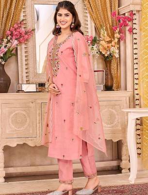 Women Floral Embroidered Regular Thread Work Kurta with Trousers & With Dupatta 5