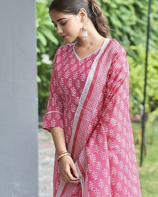 Women Floral Printed Kurta with Trousers & Dupatta 2