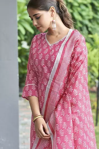 Women Floral Printed Kurta with Trousers & Dupatta