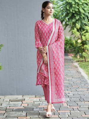 Women Floral Printed Kurta with Trousers & Dupatta 1