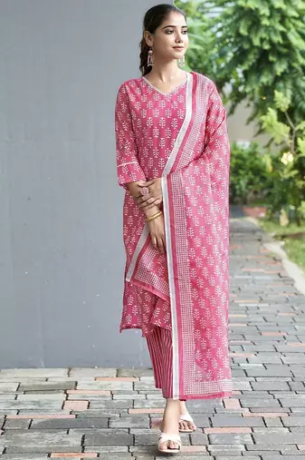 Women Floral Printed Kurta with Trousers & Dupatta