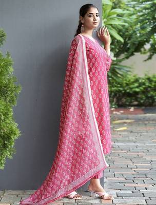 Women Floral Printed Kurta with Trousers & Dupatta 4