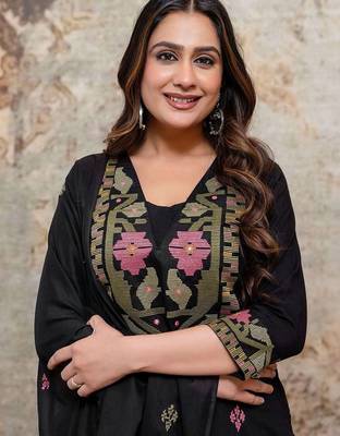 Women Floral Embroidered Regular Thread Work Kurta with Trousers & With Dupatta 2
