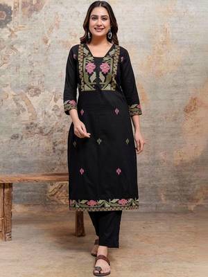 Women Floral Embroidered Regular Thread Work Kurta with Trousers & With Dupatta 5