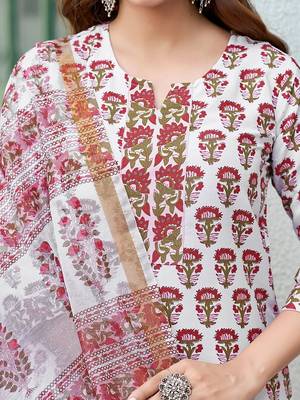 Women Floral Printed Regular Kurta with Trousers & With Dupatta 7
