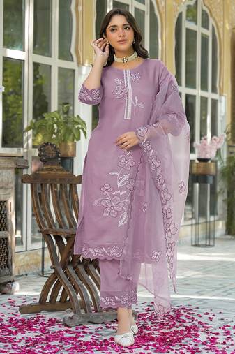Women Floral Embroidered Regular Thread Work Kurta with Trousers & With Dupatta