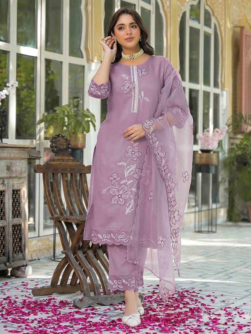 Women Floral Embroidered Regular Thread Work Kurta with Trousers & With Dupatta