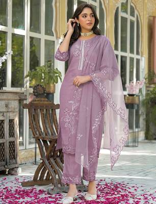 Women Floral Embroidered Regular Thread Work Kurta with Trousers & With Dupatta 4