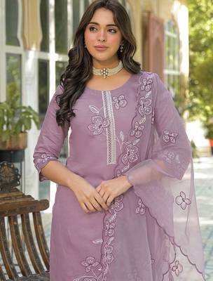 Women Floral Embroidered Regular Thread Work Kurta with Trousers & With Dupatta 6