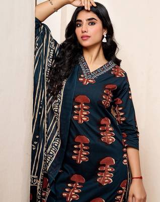 Women Floral Printed Kurta with Trousers & Dupatta 2