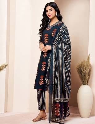 Women Floral Printed Kurta with Trousers & Dupatta 4