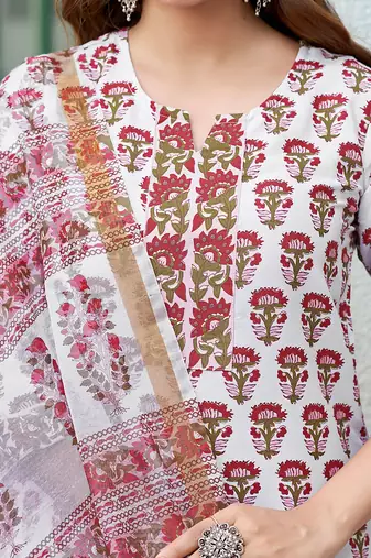Women Floral Printed Kurta with Trousers & Dupatta