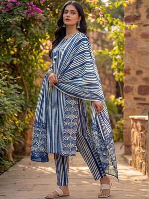 Women Printed Regular Pure Cotton Kurta with Trousers & With Dupatta 5