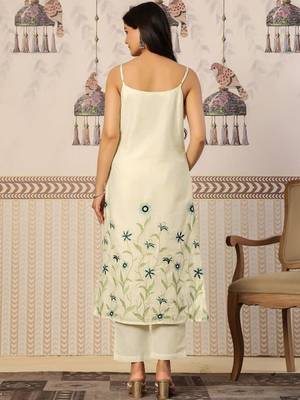 Women Floral Embroidered Regular Thread Work Kurta with Trousers & With Dupatta 3