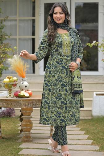 Women Floral Printed Regular Mirror Work Kurta with Trousers & With Dupatta